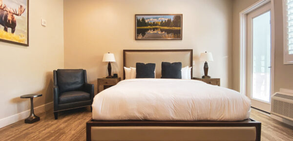 Image of Single King room at Huff House Inn and Cabins